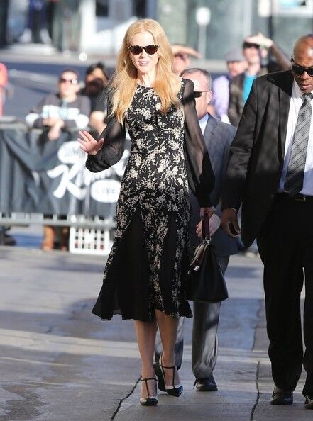 Николь Кидман улыбается (силиконовым ртом) и машет 