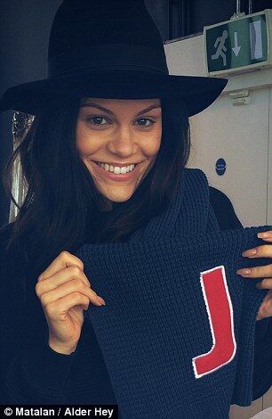 "Алфавитный" шарф: новый благотворительный флешмоб селебрити