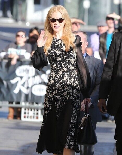 Николь Кидман улыбается (силиконовым ртом) и машет 