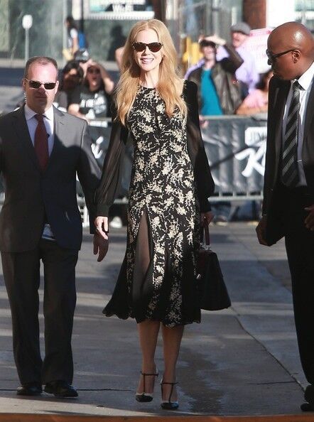 Николь Кидман улыбается (силиконовым ртом) и машет 