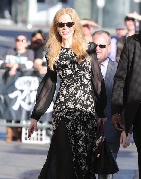 Николь Кидман улыбается (силиконовым ртом) и машет 