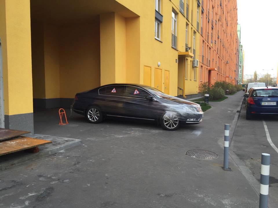 Как украинцы борются с нарушителями парковки: мусор на авто и Георгиевские ленты
