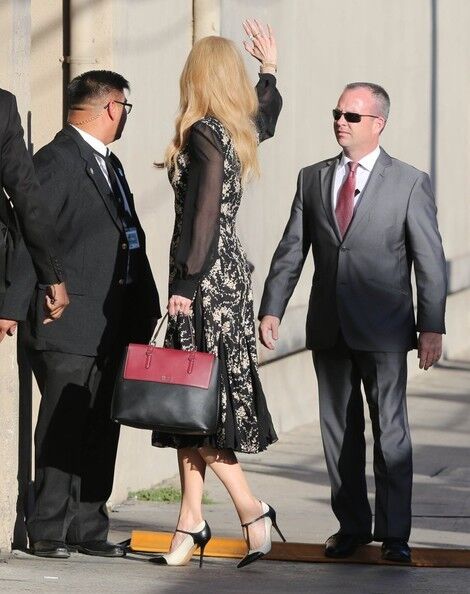 Николь Кидман улыбается (силиконовым ртом) и машет 