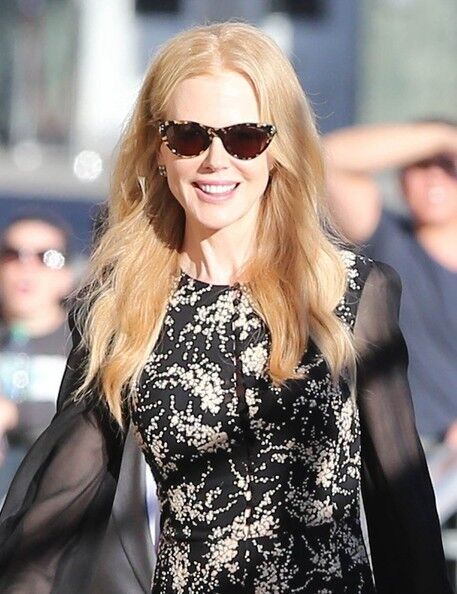 Николь Кидман улыбается (силиконовым ртом) и машет 