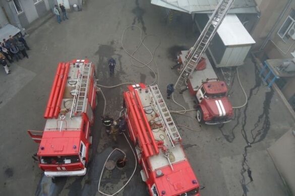 У Херсоні рятувальники кілька годин гасили пожежу на кондитерській фабриці