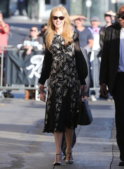 Николь Кидман улыбается (силиконовым ртом) и машет 