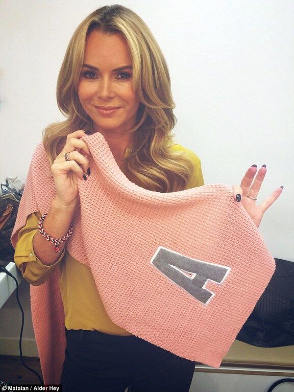 "Алфавитный" шарф: новый благотворительный флешмоб селебрити