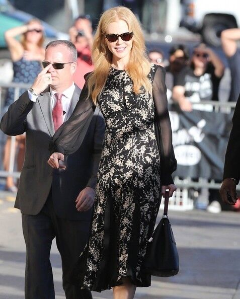 Николь Кидман улыбается (силиконовым ртом) и машет 