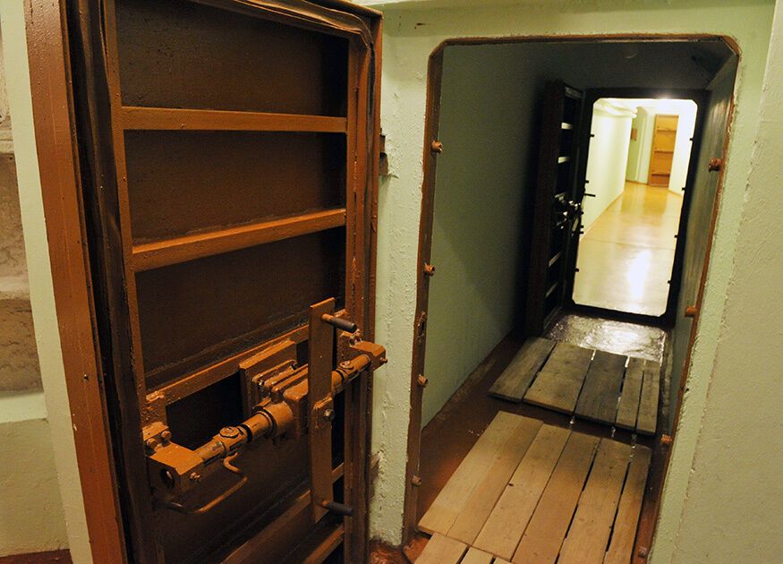 Появилась подборка фотографий убежищ диктаторов прошлого