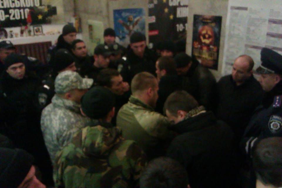 Гомофобы в камуфляже угрожают штурмовать "Кинопанораму" из-за показа ЛГБТ-фильма: фотофакт