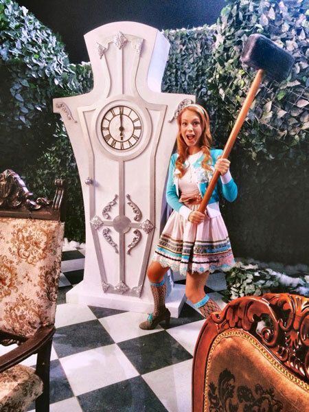 Тарабарова с друзьями готовится к Хэллоуину