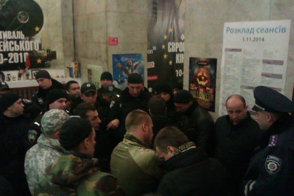 Гомофобы в камуфляже угрожают штурмовать "Кинопанораму" из-за показа ЛГБТ-фильма: фотофакт