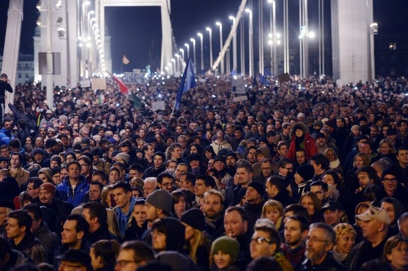 В сети появились фото Майдана в Венгрии против Виктора "Януковича" Орбана
