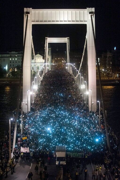 В сети появились фото Майдана в Венгрии против Виктора "Януковича" Орбана