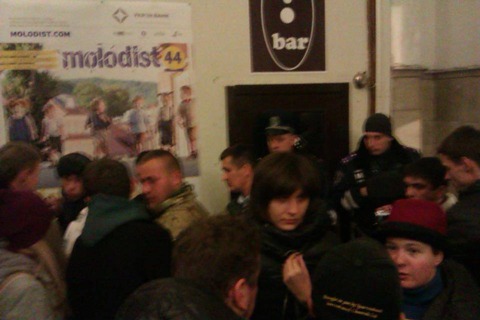 Гомофобы в камуфляже угрожают штурмовать "Кинопанораму" из-за показа ЛГБТ-фильма: фотофакт