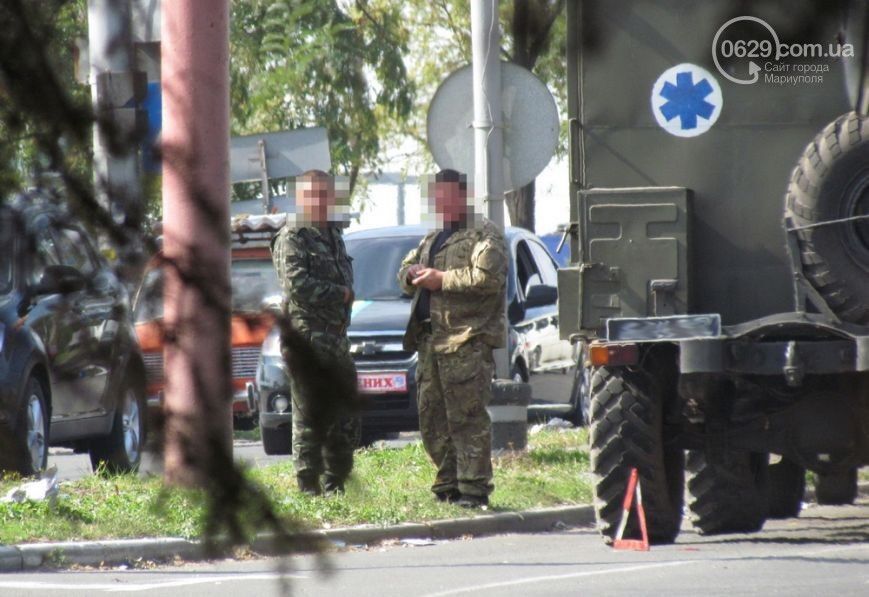 В Мариуполе военные попали в ДТП: опубликованы фото