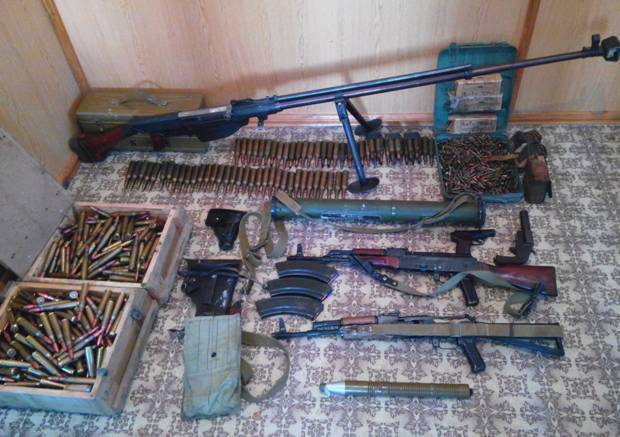 СБУ обнародовала фотографии тайника боевиков "ЛНР" с арсеналом для диверсий и терактов
