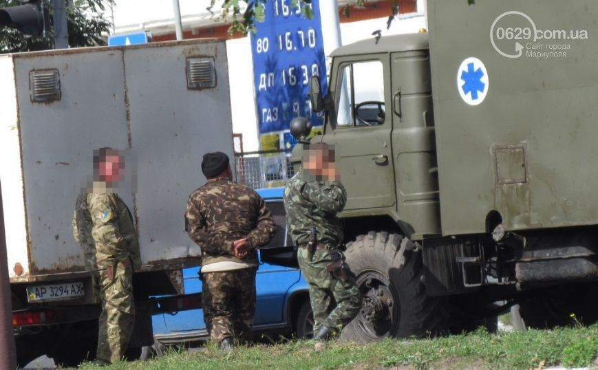 В Мариуполе военные попали в ДТП: опубликованы фото