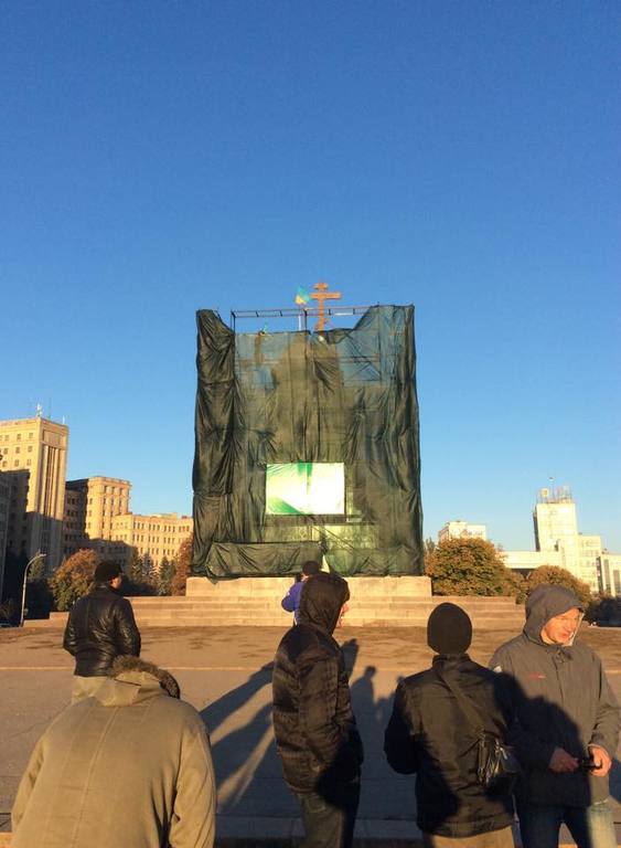 В Запорожье Ленин "нарядился" в вышиванку, а в Харькове "превратился" в крест