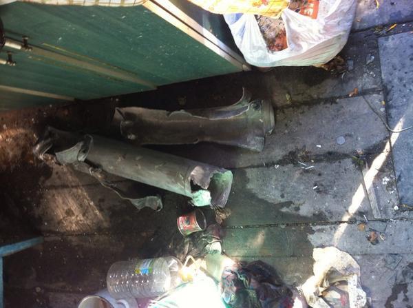 Появились фото последствий обстрела Красногоровки: разрушенные дома и застрявшие в асфальте снаряды