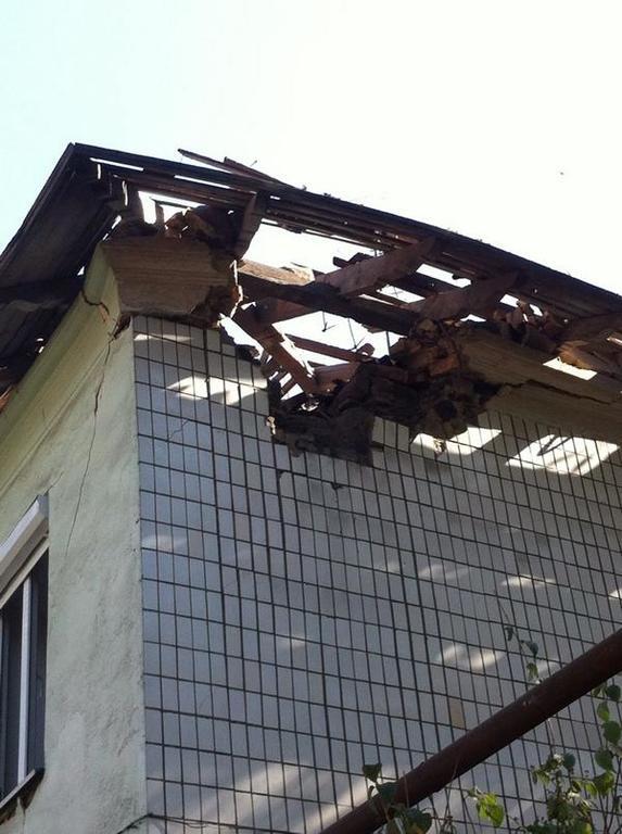 Появились фото последствий обстрела Красногоровки: разрушенные дома и застрявшие в асфальте снаряды