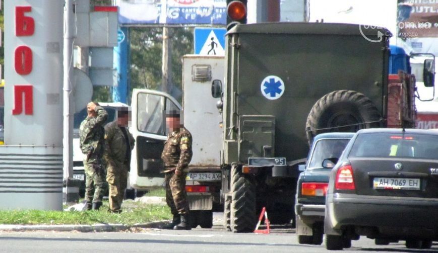 В Мариуполе военные попали в ДТП: опубликованы фото