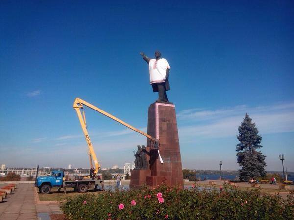 В Запорожье Ленин "нарядился" в вышиванку, а в Харькове "превратился" в крест