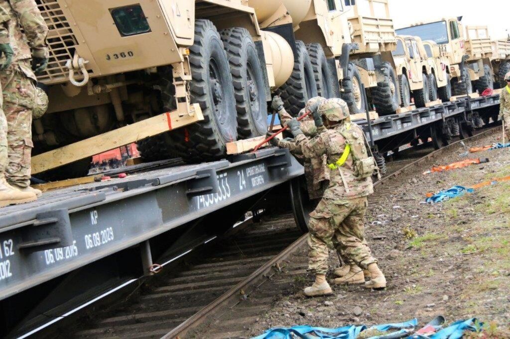 США разворачивают бронетанковое подразделение у границ России. Фотофакт