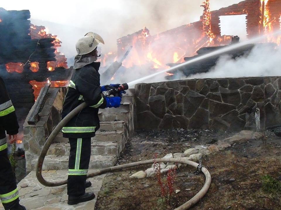 В Карпатах згорів чотиризірковий готель сина Януковича: опубліковано фото і відео