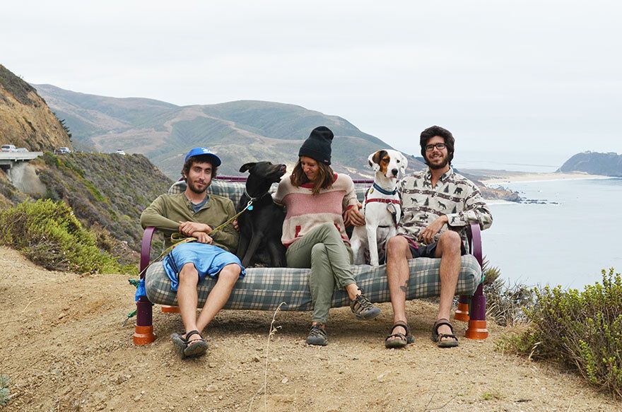Необычное путешествие: три друга, две собаки и один диван