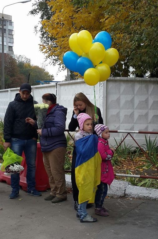 Онуки чекають повернення бабусі-добровольця із зони АТО. Фотофакт