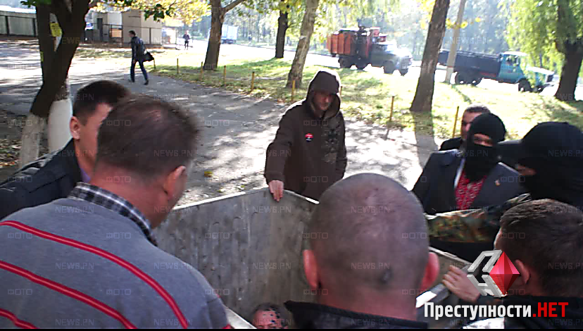 В Николаеве устроившего пьяное ДТП чиновника запихнули в мусорный бак