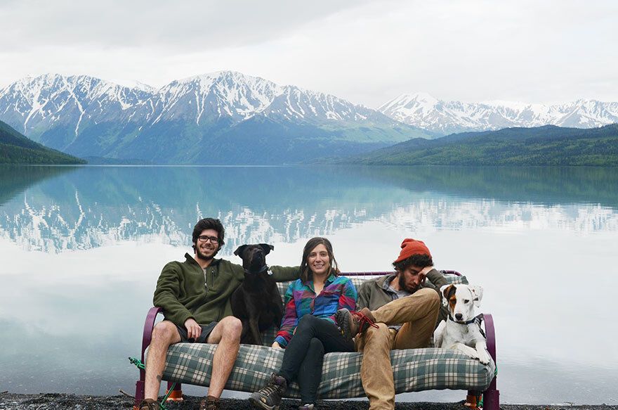 Необычное путешествие: три друга, две собаки и один диван