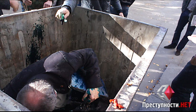 В Николаеве устроившего пьяное ДТП чиновника запихнули в мусорный бак