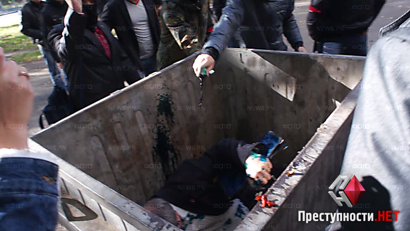 В Николаеве устроившего пьяное ДТП чиновника запихнули в мусорный бак