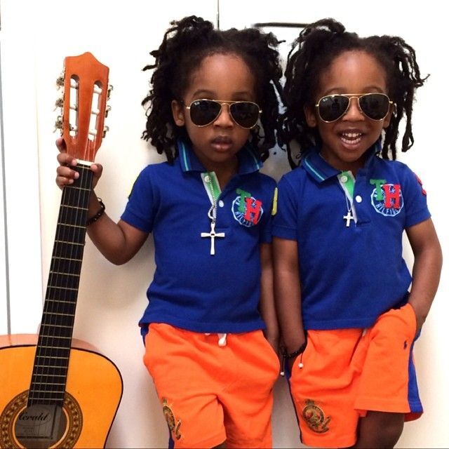 Стильные малыши-близнецы покорили Инстаграм своими нарядами