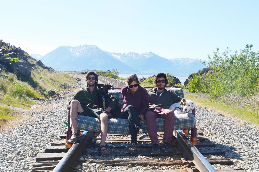 Необычное путешествие: три друга, две собаки и один диван