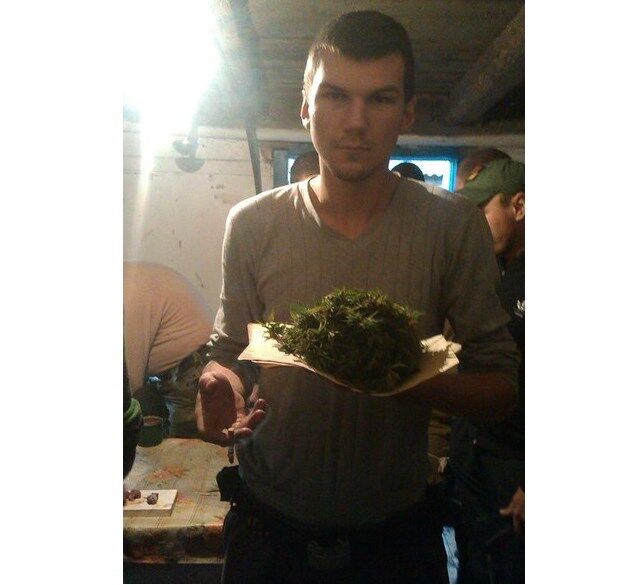 Фоторепортаж будней боевиков "ДНР": алкоголь, наркотики, автоматы, женщины