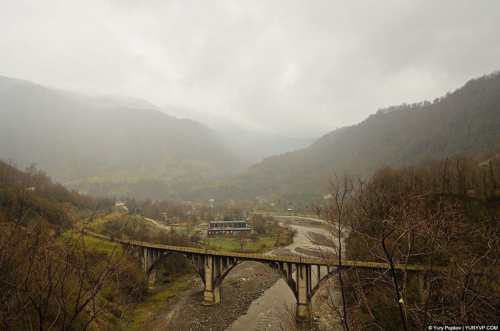 Донбассу и Крыму приготовили судьбу угольных и курортных районов Абхазии: фоторепортаж из страны-призрака