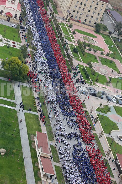 В сети опубликовано фото многотысячного шествия в Грозном в честь Дня рождения Путина