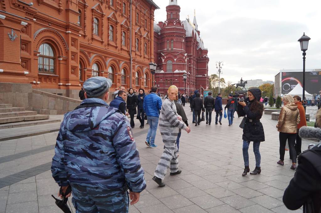 По центру Москвы разгуливал "клон Путина" с табличкой "военный преступник": опубликованы фото