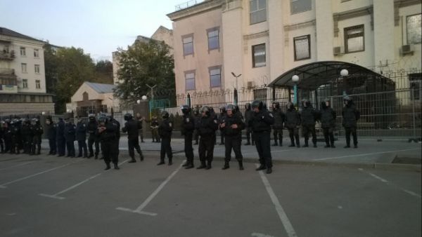 Задержаны хулиганы, которые бросили к посольству РФ в Киеве дымовую шашку
