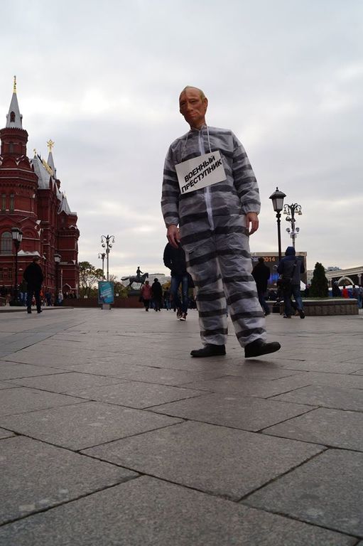 По центру Москвы разгуливал "клон Путина" с табличкой "военный преступник": опубликованы фото