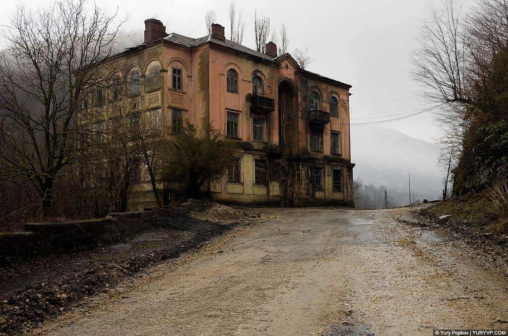 Донбассу и Крыму приготовили судьбу угольных и курортных районов Абхазии: фоторепортаж из страны-призрака