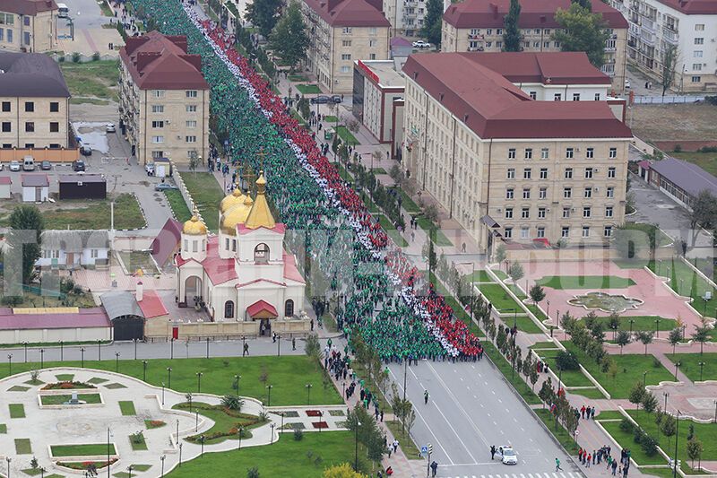 В сети опубликовано фото многотысячного шествия в Грозном в честь Дня рождения Путина