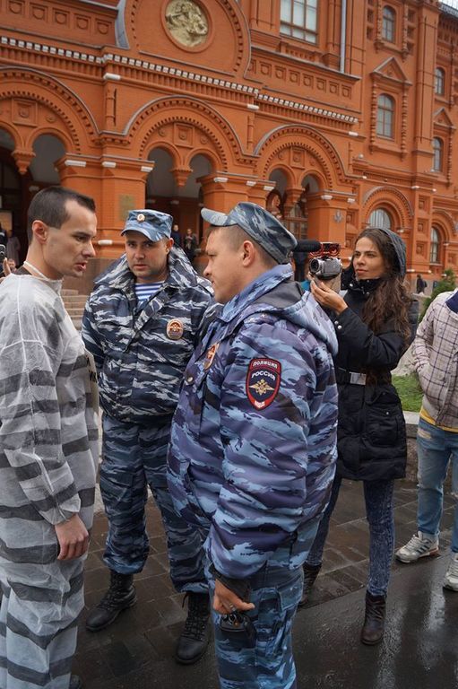 По центру Москвы разгуливал "клон Путина" с табличкой "военный преступник": опубликованы фото