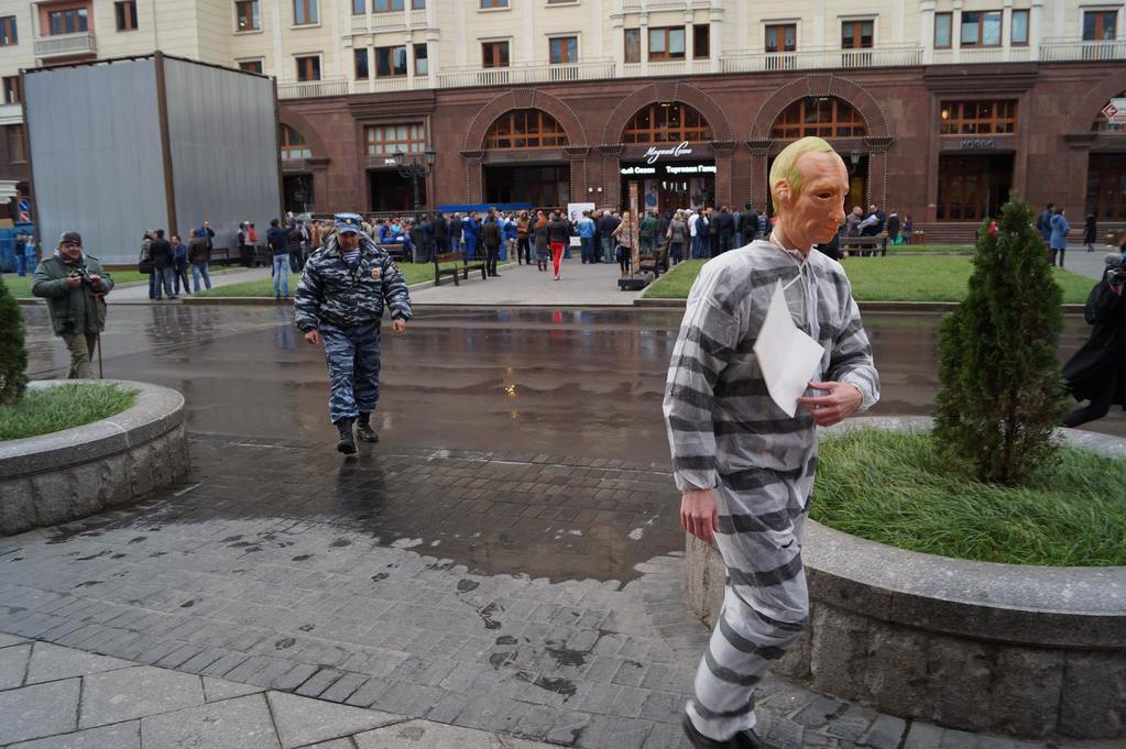 По центру Москвы разгуливал "клон Путина" с табличкой "военный преступник": опубликованы фото