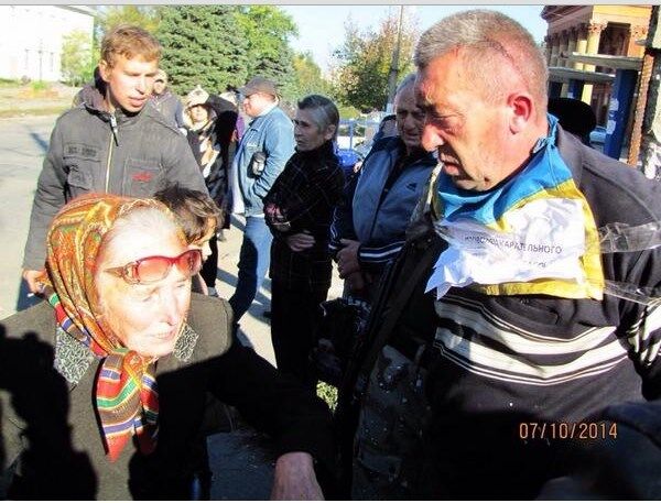 У Донецьку бійця батальйону "Донбас" прикували наручниками до стовпа "ганьби"