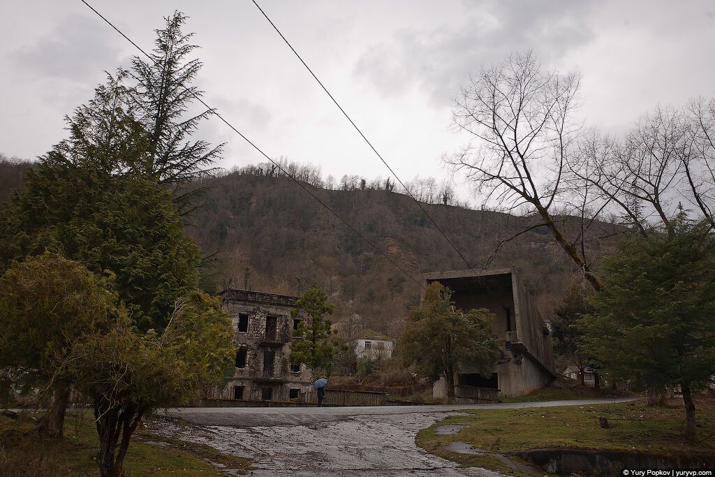 Донбассу и Крыму приготовили судьбу угольных и курортных районов Абхазии: фоторепортаж из страны-призрака
