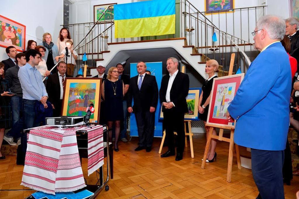 В парижском особняке Алена Делона открыли выставку детских картин "Моя мирная Украина"